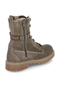 Botte en daim marron avec une finition texturée, dotée d'une fermeture éclair avant, de détails en lacets et d'une semelle en caoutchouc robuste avec des crampons prononcés.