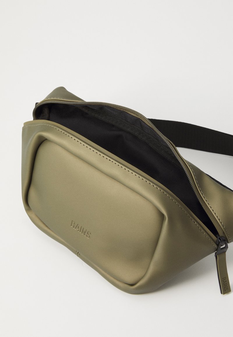 Marsupio impermeabile verde oliva con una texture liscia, chiusura con cerniera e interno nero; presenta il logo del marchio sul davanti.