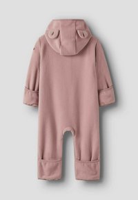 Zachte roze fleecedromen voor baby's met een capuchon, voorzien van kleine stoffen oortjes, lange mouwen en omgeslagen manchetten aan de benen en armen.