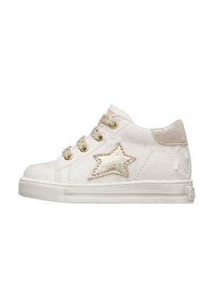 Sneaker bianca per bambino piccolo con dettaglio a stella dorata, lacci dorati e accento dorato metallico sul tallone su una suola in gomma bianca.
