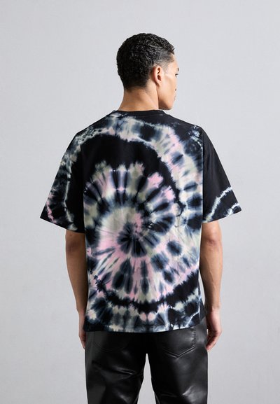 Svart tie-dye t-skjorte med spiral mønster i nyanser av blått, rosa og kremfarge, med en avslappet passform og korte ermer.