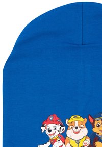 Beanie di tessuto blu con personaggi di cani dei cartoni animati dai colori e design distintivi. Texture morbida, forma rotonda e dettagli cuciti nella parte superiore.