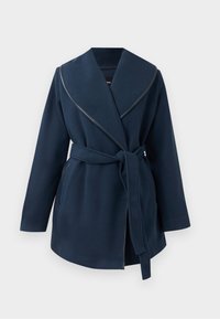 Manteau ceinture bleu marine avec col à larges revers et détails en cuir, manches longues et poches avant sur un fond blanc.