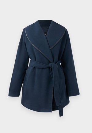 Manteau ceinture bleu marine avec col à larges revers et détails en cuir, manches longues et poches avant sur un fond blanc.