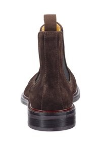 Brązowe zamszowe botki za kostkę z elastycznymi panelami bocznymi, pętlą do zakładania i gładką skórzaną podeszwą. Posiadają okrągły nosek i subtelne detale przeszycia.