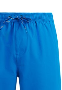 Blauwe zwembroek met een elastische tailleband en een blauwe trekkoord die aan de voorkant in een strik is vastgemaakt.