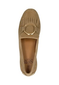 Beige Wildleder Slipper mit Fransenverzierungen, kreisförmigen goldfarbenen Beschlägen und einem glatten Innenraum. Verfügt über gestickte Akzente entlang der Ränder.