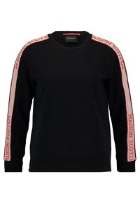 Czarna bluza z długim rękawem, z różowymi paskami z napisem "MAISON SCOTCH" wzdłuż ramion i okrągłym dekoltem. Miękka faktura.