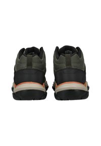 Zapatos de senderismo negros y verde oliva con parte superior de tela texturizada, talón reforzado, acentos naranjas y suela robusta y acolchada.
