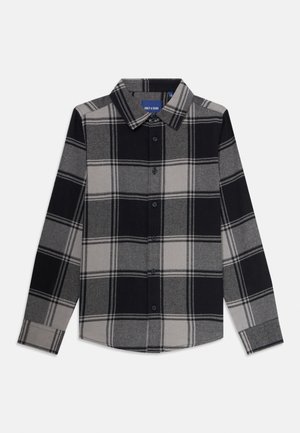Czarna i szara koszula w kratę z długim rękawem, z guzikiem, kołnierzykiem i mankietami, ułożona płasko na białym tle.