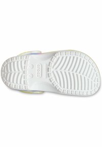 Witte rubberen zool van een sandaal met een gemarmerd grippatroon, licht doorzichtige band in pastelkleuren, die een casual ontwerp benadrukt.