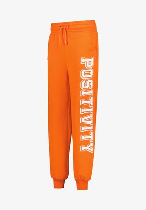 Oranje joggingbroek met een tailleband met trekkoord, elastische boorden, zijzakken en "POSITIVITY" verticaal bedrukt in het wit.