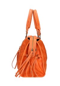 Sac à main en daim orange avec des poignées tressées, fermeture éclair et détails en frange. Texture douce, forme arrondie et accents en métal.