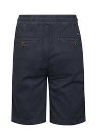Shorts bleu marine avec une ceinture élastique, comprenant deux poches arrière avec des fermetures à boutons et un tissu texturé.