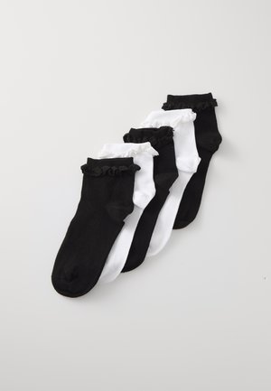 Set van vijf katoenen sokken in zwart en wit, met ge rimpelde randen. Twee zwarte en drie witte paren, elk met een zachte textuur.