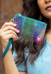 Kleurrijke portemonnee van geïmpregneerd synthetisch materiaal, met een verloop van blauw en paars, afgewerkt met gouden hardware en een polsband.
