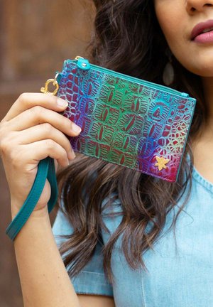 Kleurrijke portemonnee van geïmpregneerd synthetisch materiaal, met een verloop van blauw en paars, afgewerkt met gouden hardware en een polsband.