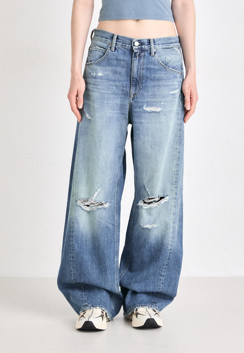 Distressed Buttoned Loose Fit Jeans