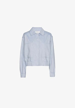 Veste courte bleu clair avec fermeture éclair frontale, deux grandes poches avant, manches longues, poignets élastiques et col pointu.