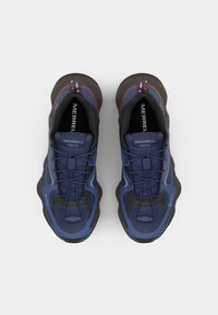 Blaue Sportschuhe mit einem oberen Teil aus Mesh, Gummisohle und kontrastierenden, dunkleren Akzenten. Verfügt über ein Schnürdesign und einen gepolsterten Kragen.