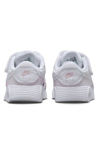 Zapatillas Nike Air en blanco y rosa claro con una parte superior suave, acentos texturizados, correa ajustable y suela blanca estriada.