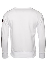 Vit långärmad sweatshirt med ribbade ärmslut och nederkant. Har svarta och röda sidostråk och ett märke på vänster axel. Slät textur.