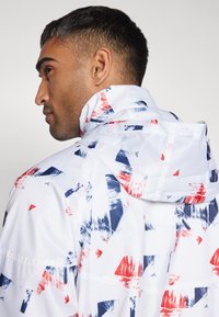 Nike Performance PARIS ST GERMAIN NIKE ANORAK JACKET GX - Klub merchandise - white/metallic gold