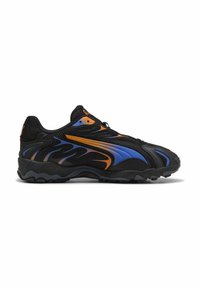 Pantofii sport negri cu partea superioară din plasă și un design flamboaiant cu accente albastre și portocalii. Prezintă un guler căptușit și o talpă din cauciuc texturată.