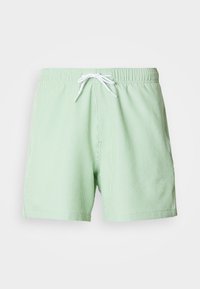 Περιλαίμια μαγιό με πράσινες ρίγες, ελαστική μέση, λευκό κορδόνι και ελαφρύ υφασμάτινο ύφασμα με υφή για άνεση.