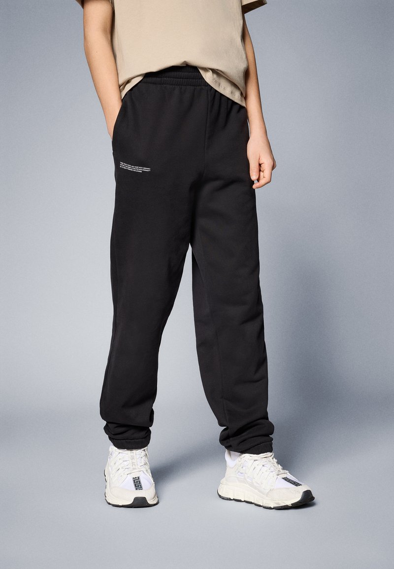PANGAIA - KIDS MIDWEIGHT TRACK PANTS UNISEX - Pantalones deportivos - black, Ampliar
