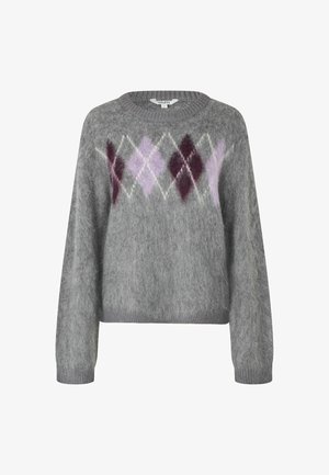 Grijze trui van pluizig materiaal met een ronde hals, voorzien van een ruitpatroon in paarse, witte en bordeauxrode kleuren op de voorkant.