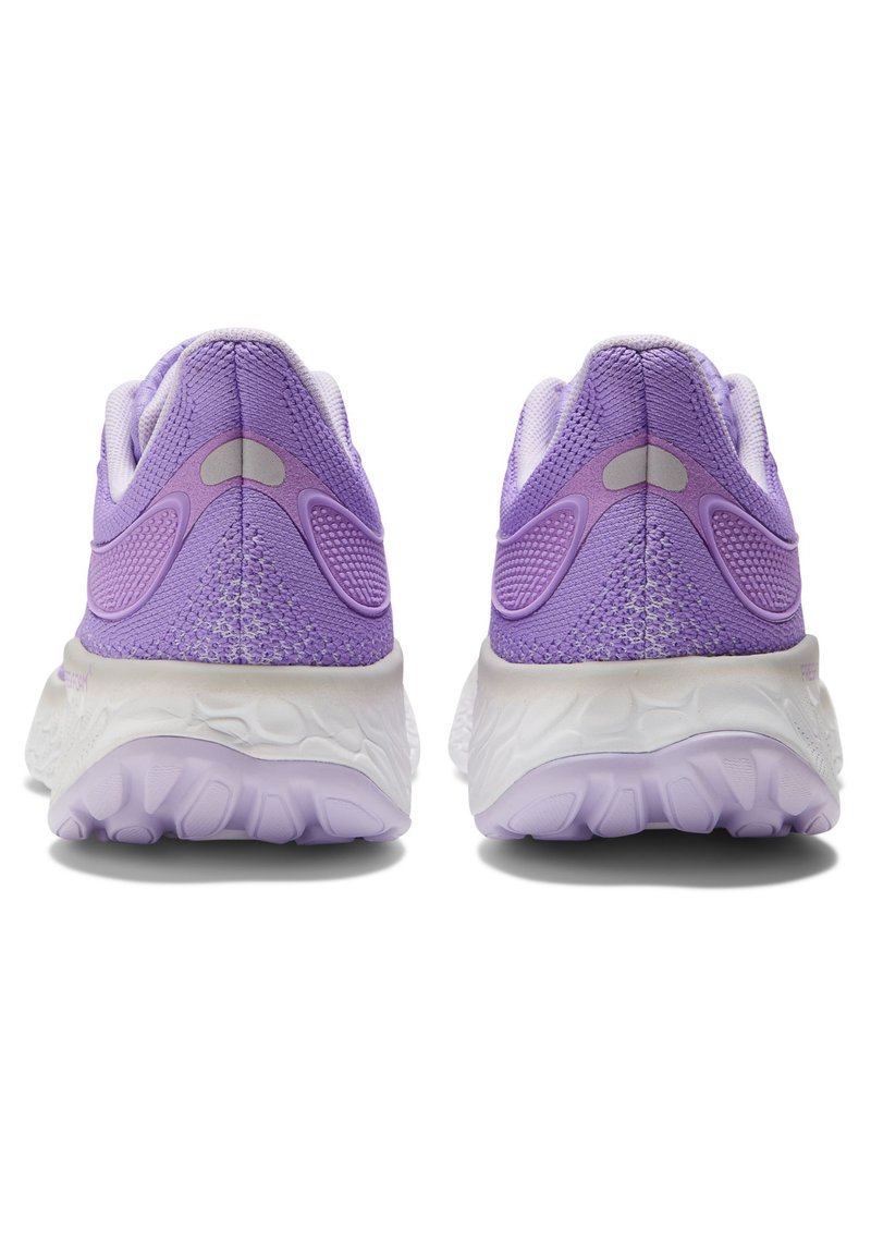 Zapatillas deportivas moradas con parte superior de malla transpirable, suela blanca acolchada y acentos texturizados en el talón. La vista trasera muestra los detalles de diseño.