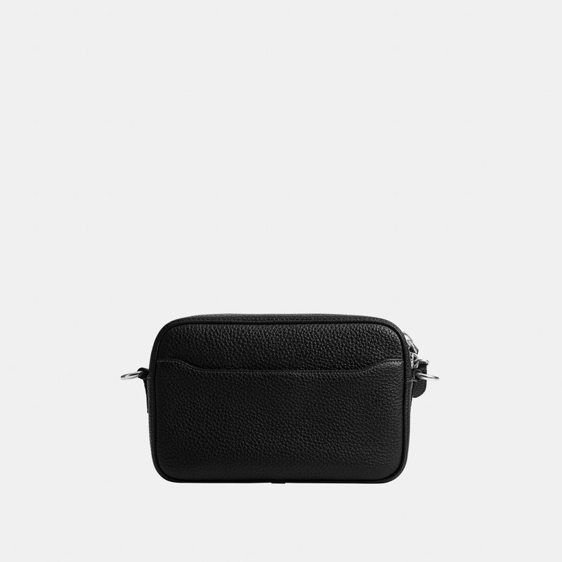 Bolso bandolera rectangular negro de cuero con bolsillo frontal de entrada y cierre de cremallera metálica sobre fondo liso y claro.
