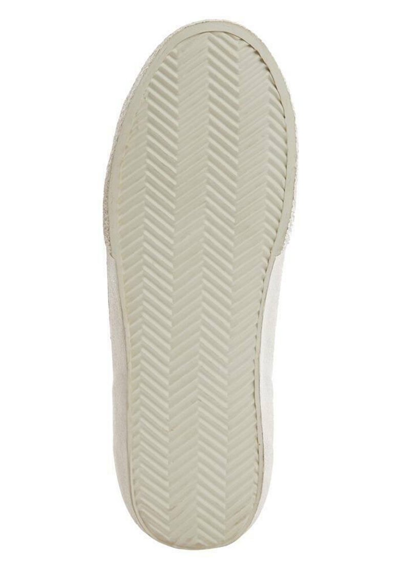 Schuhsohle aus hochwertigem, hellbeige Gummi mit einem Fischgrätprofil. Der Seitenausschnitt zeigt einen sanften Übergang zum Obermaterial.