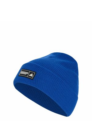 Gorro de punto azul con ala doblada y parche rectangular con logo en blanco y negro en el puño.