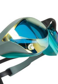 Gafas de natación con un diseño elegante, lentes azules espejados, armazón gris, correa negra ajustable y detalle del logo en el lateral.