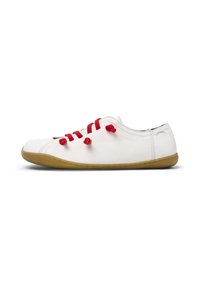 Chaussure en cuir blanc avec des lacets en tissu rouge, à profil bas, avec un bout arrondi et une semelle en caoutchouc tan flexible. Design minimaliste sans marque visible.
