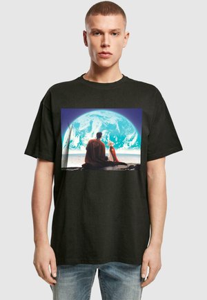 Juodas medvilnės T-shirt, kuriame pavaizduoti du figūros ryškiai spalvotoje grafikoje prieš didelį mėlyną planetos foną, su laisvu kirpimu ir apvalia apykakle.