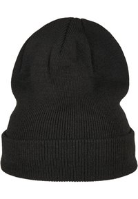 Crni pleteni beanie sa rebrastom teksturom, s preklopljenim rubom i bešavna dizajnom na vrhu, pogodan za ležernu nošnju.