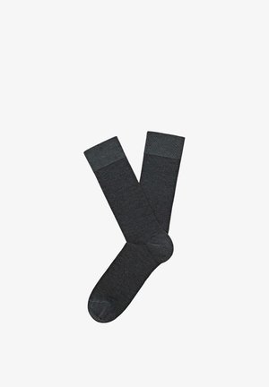Donkergrijze kniehoge sokken met een gestructureerd lichaam en contrasterende, gladde geribbelde manchetten. Gemaakt van een zachte, rekbare stof voor comfort.