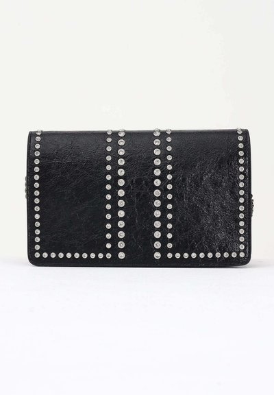 Portafoglio in pelle nera con dettagli in metallo disposti in linee verticali e una superficie textured. Forma rettangolare compatta.