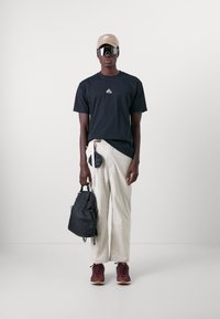 Nike ACG HIKE PANT - Pantaloni - orewood brown/summit white