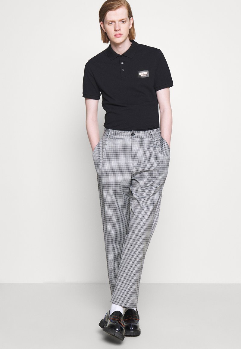 Herren Bekleidung | MOSCHINO UPPER BODY GARMENT Poloshirt black/schwarz - OI57545 Herren Bekleidung | MOSCHINO UPPER BODY GARMENT Poloshirt black/schwarz - OI57545