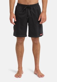 Μαύρα μαγιό σορτς με ελαστική μέση, κορδόνι, πλαϊνές τσέπες και λευκή ραφή. Κόκκινο λογότυπο της μάρκας στο αριστερό κάτω μέρος.