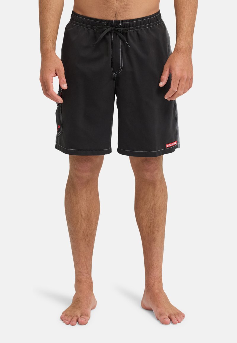 Μαύρα μαγιό σορτς με ελαστική μέση, κορδόνι, πλαϊνές τσέπες και λευκή ραφή. Κόκκινο λογότυπο της μάρκας στο αριστερό κάτω μέρος.