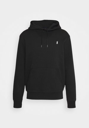 Sudadera negra con capucha, hecha de suave algodón, que cuenta con un bolsillo tipo canguro en la parte delantera, capucha con cordones y un pequeño logo en el pecho.