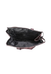 Borsa a spalla aperta in pelle bordeaux scuro, con una texture liscia e zipper argento. L'interno è nero con un motivo a logo sottile.