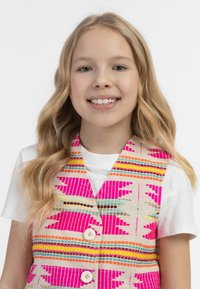 Farebný tkaný vest s béžovým základom, ktorý je zdobený vzormi v ružovej, oranžovej a modrej farbe. Dva gombíky vpredu, cez biele tričko.