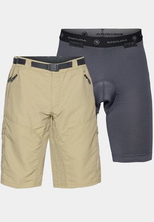 Μπεζ cargo σορτς με πολλαπλές τσέπες και μαύρη ζώνη, τοποθετημένα πάνω από γκρι μαλακά σορτς ποδηλασίας με υφή.