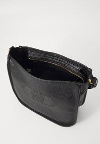 Borsa a tracolla nera in pelle con una finitura testurizzata, presenta un compartimento con zip, hardware dorato e dettaglio con logo embossato sulla parte anteriore.
